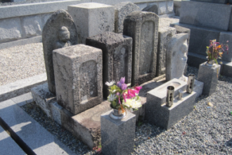【墓石クリーニング】一宮市対応｜豊明市｜コケ・カビ除去｜施工事例 Before
