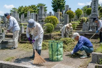一宮市周辺の地域墓地で墓地清掃を行う墓地管理委員と地域住民